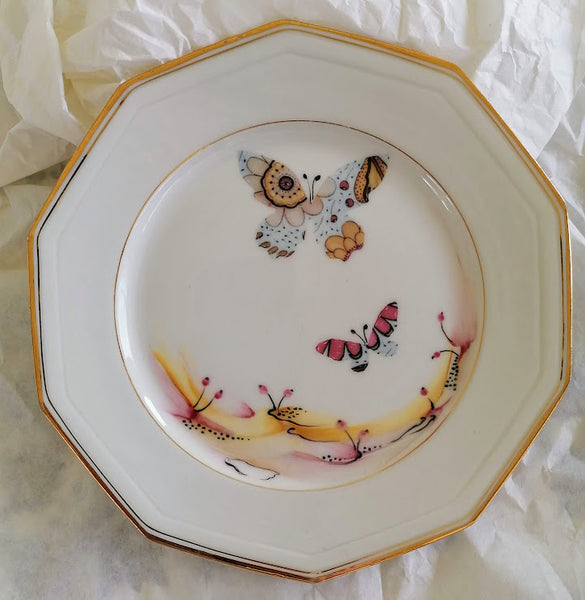 Assiette porcelaine dessert octogonale vintage décoration papillon 6 revisité par créatrice artistique dans atelier Français